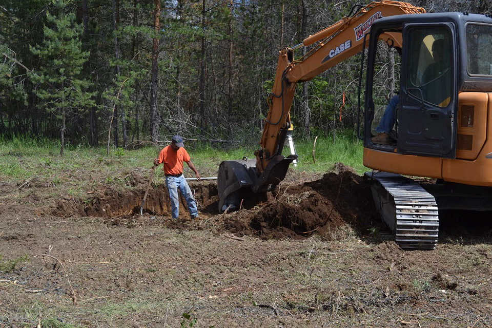 Excavator digs foundation